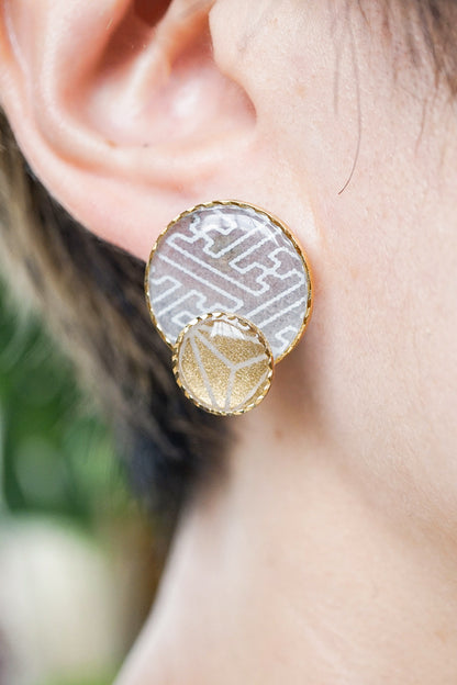 組の耳飾り -紗綾形-