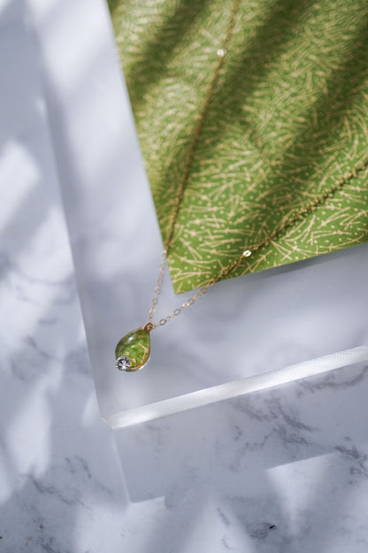Morning dew necklace - pine needles