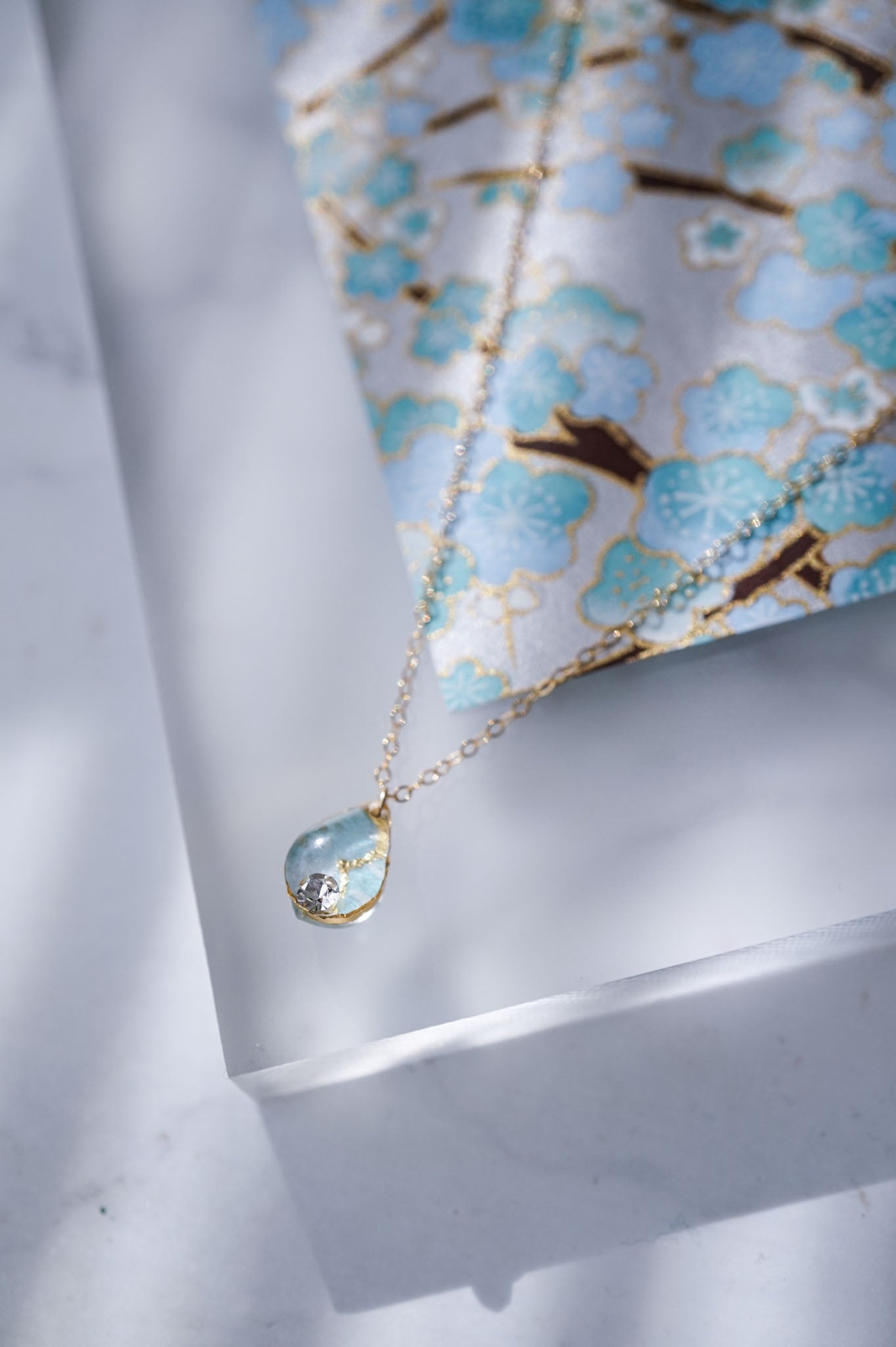 Morning dew necklace - plum (light blue)